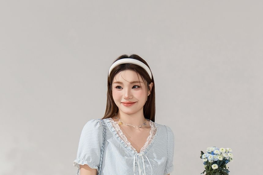 Puff-Sleeve V-Neck Lace Trim Gingham Blouse / High Waist Plain Pleated Mini A-Line Skirt
