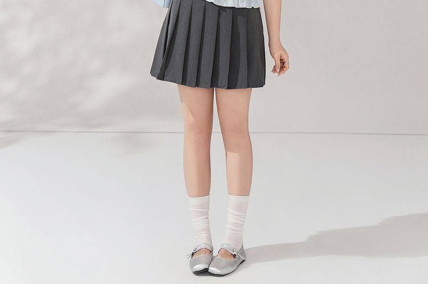 Puff-Sleeve V-Neck Lace Trim Gingham Blouse / High Waist Plain Pleated Mini A-Line Skirt