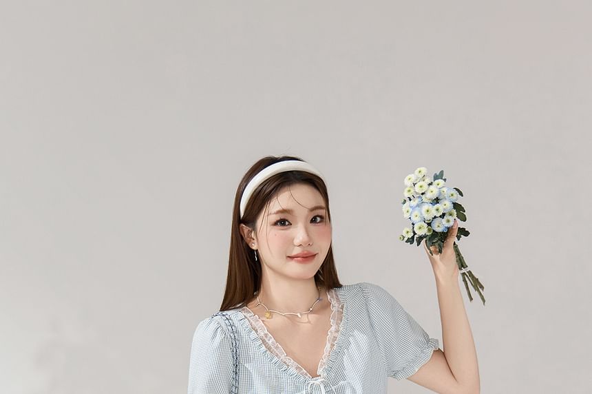 Puff-Sleeve V-Neck Lace Trim Gingham Blouse / High Waist Plain Pleated Mini A-Line Skirt