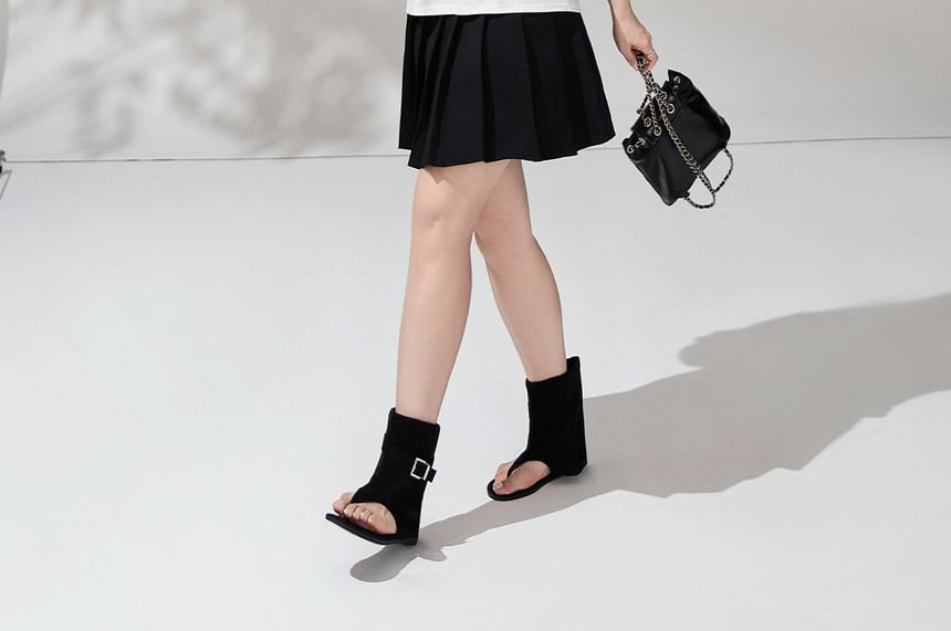 Short-Sleeve Round Neck Plain T-Shirt / High Waist Plain Pleated Mini A-Line Skirt