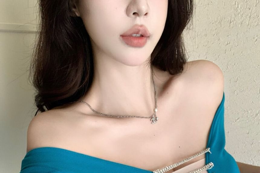 Rhinestone Accent V-Neck Short Sleeve Crop T-Shirt