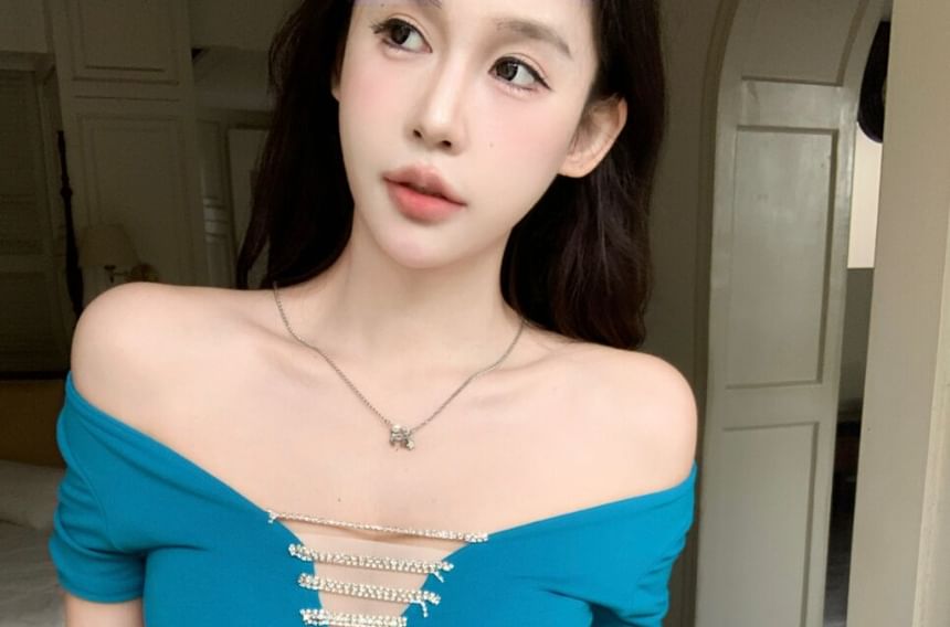 Rhinestone Accent V-Neck Short Sleeve Crop T-Shirt