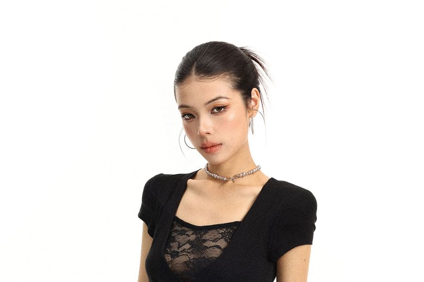 Mock Two-Piece V-Neck Lace Panel Ruched Slim Fit Tee