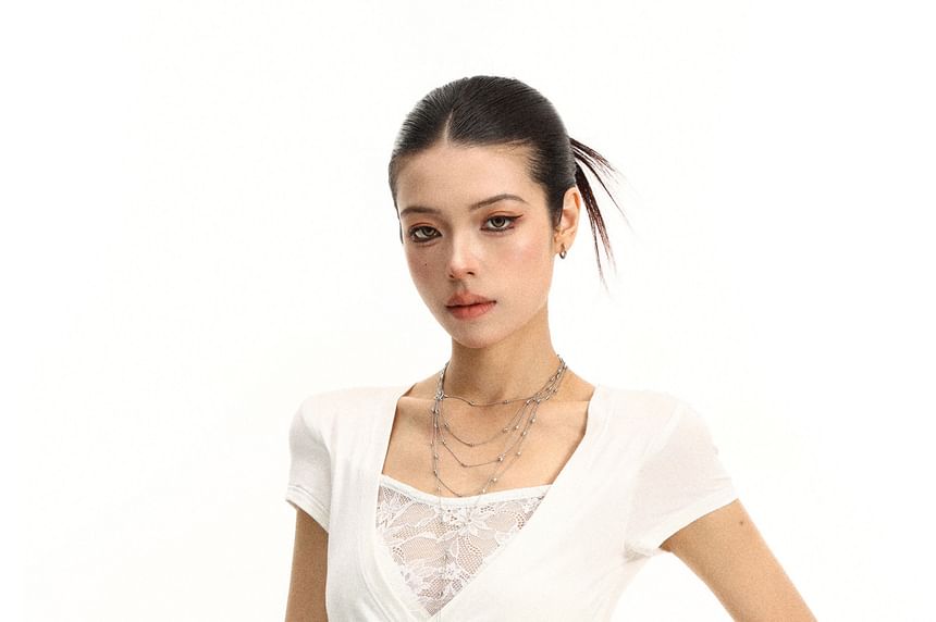 Mock Two-Piece V-Neck Lace Panel Ruched Slim Fit Tee