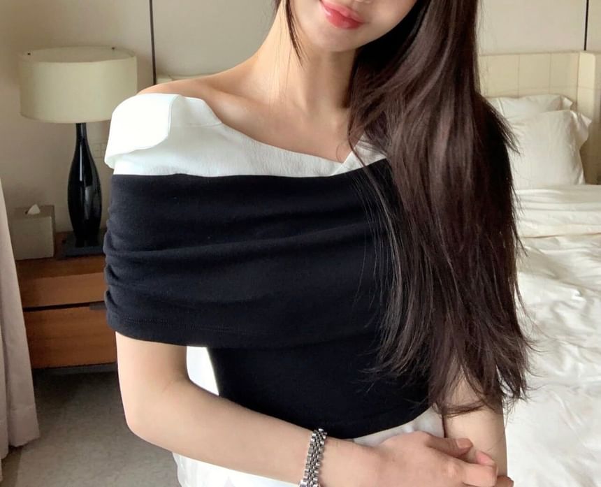 One-Shoulder Two Tone Front-Slit Short-Sleeve Blouse