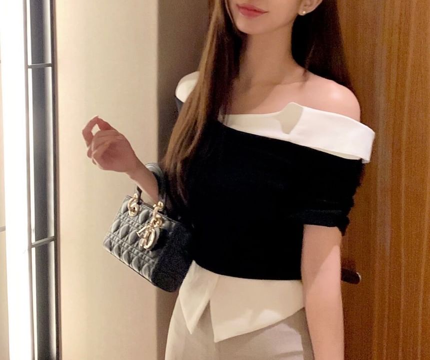 One-Shoulder Two Tone Front-Slit Short-Sleeve Blouse