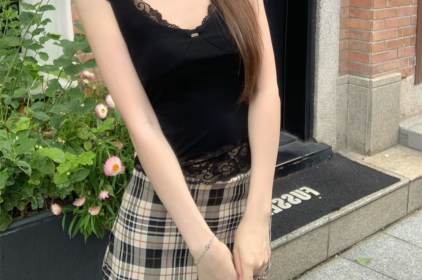 Lace Panel V-Neck Crop Tank
