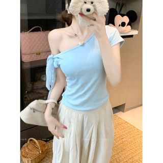Off-Shoulder Asymmetrical Lace Panel Slim Crop