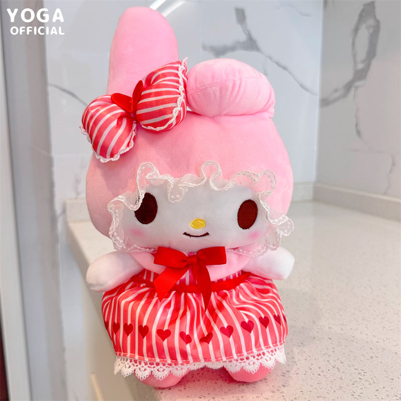 Poupée en peluche Melo en robe rouge