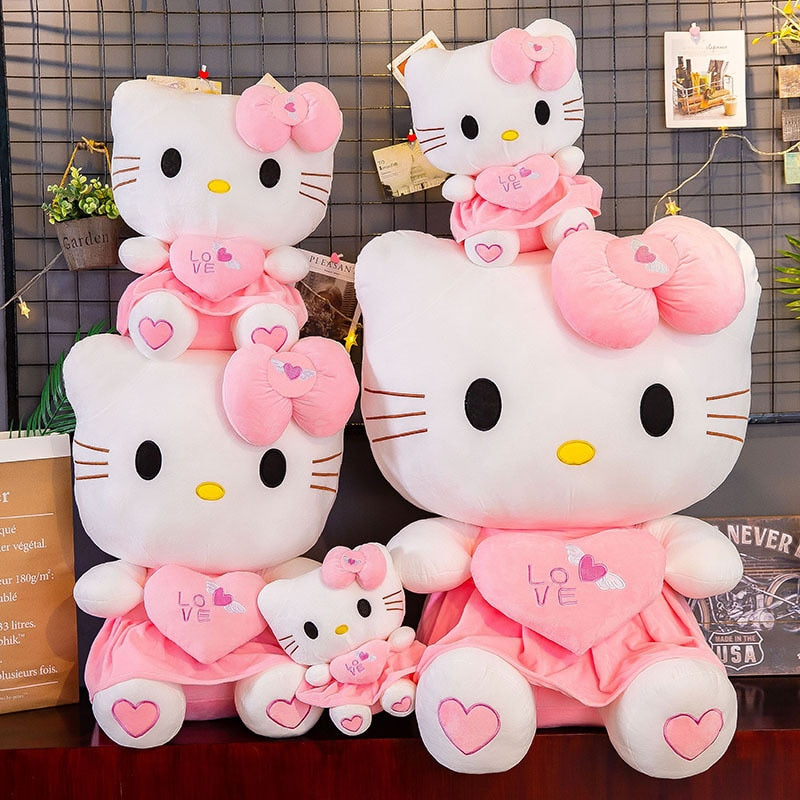 Poupée en peluche rose avec un chat et un cœur