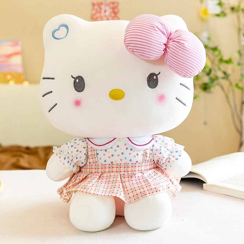 Adorable poupée en peluche avec robe