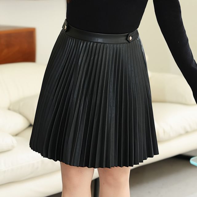 Plus Size Faux Leather Pleated Mini Skirt