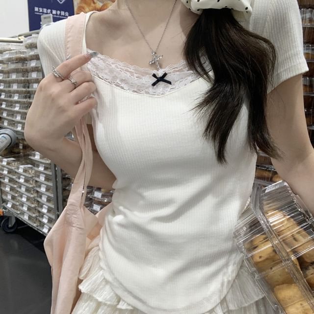 Short-Sleeved V-Neck Lace Trim Crop Top