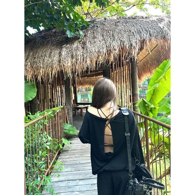 Plain Open-Back Long-Sleeved Tee