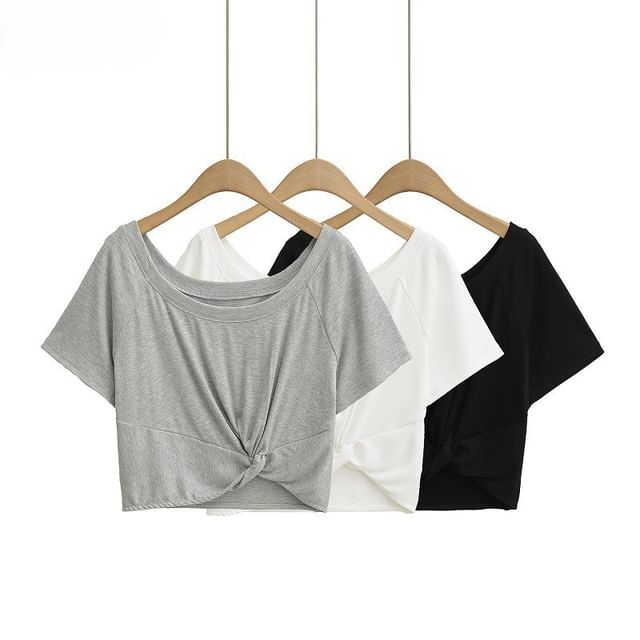 Knot-Front Scooped-Neck Short-Sleeved Crop Tee