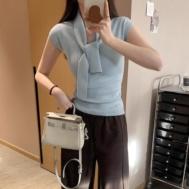 Plain V-Neck Short-Sleeved Knit Top