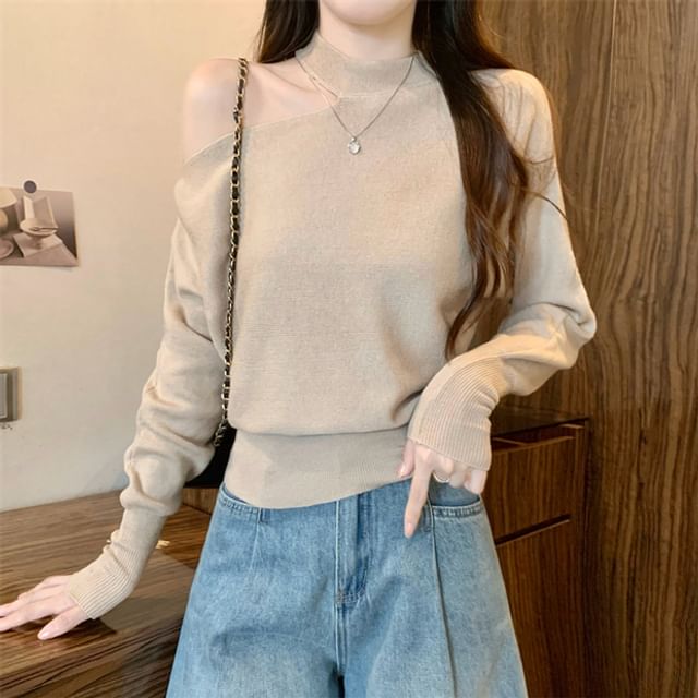 Cold-Shoulder Halter Style Knit Blouse with Extended Sleeves