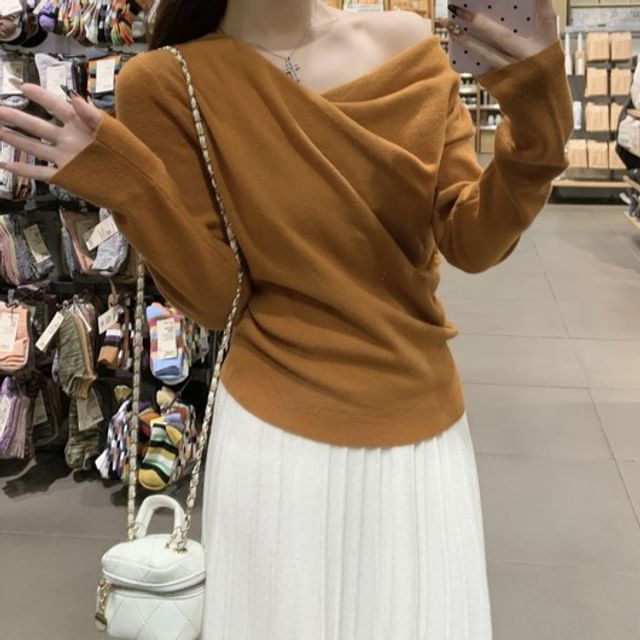 Ruched Knit Blouse with V-Neckline and Extended Sleeves in Solid Color