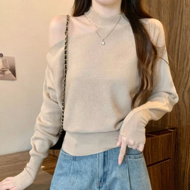 Cold-Shoulder Halter Style Knit Blouse with Extended Sleeves