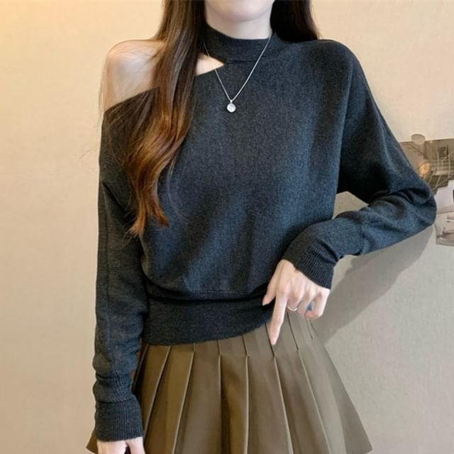 Cold-Shoulder Halter Style Knit Blouse with Extended Sleeves