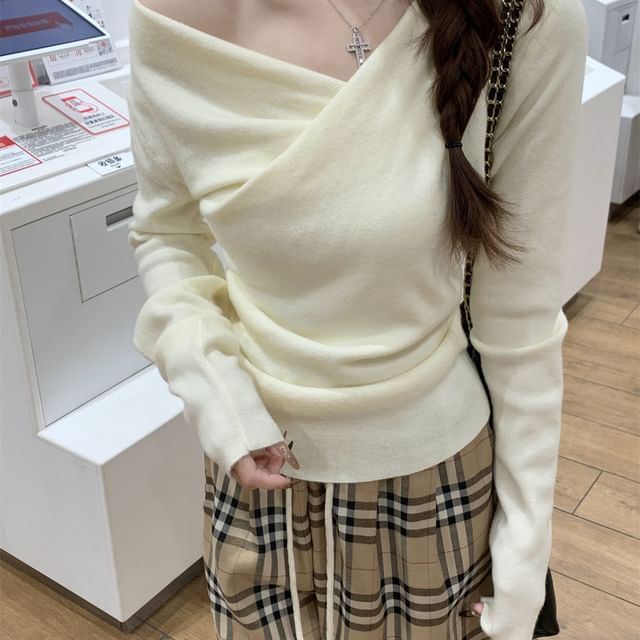 Ruched Knit Blouse with V-Neckline and Extended Sleeves in Solid Color