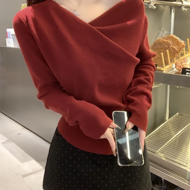 Ruched Knit Blouse with V-Neckline and Extended Sleeves in Solid Color
