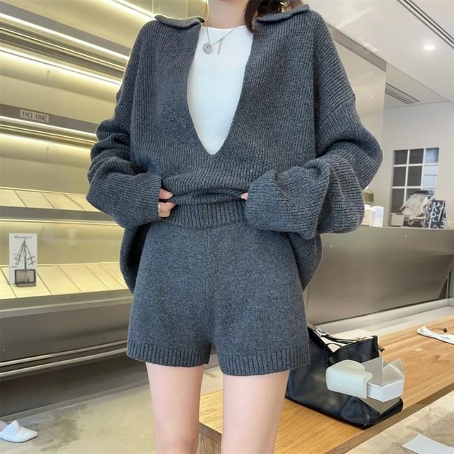 Sweater with Collar and Long Sleeves / Knit Shorts / Round Neck Tee