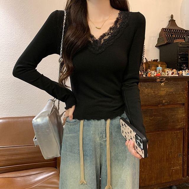 Slim-Fit Cropped Tee with V-Neckline, Lace Inserts & Lettuce Hem, Long Sleeves