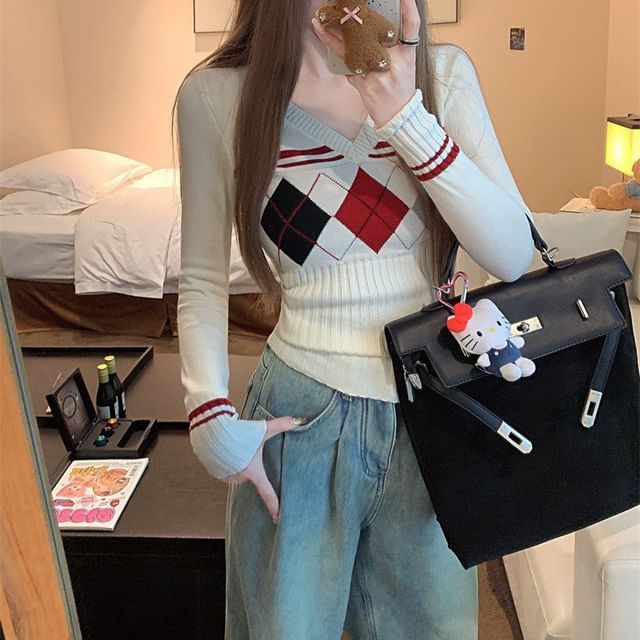 Argyle-Patterned Slim-Fit V-Neck Sweater with Long Sleeves
