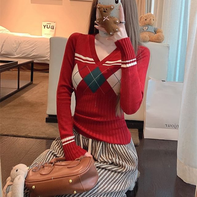 Argyle-Patterned Slim-Fit V-Neck Sweater with Long Sleeves