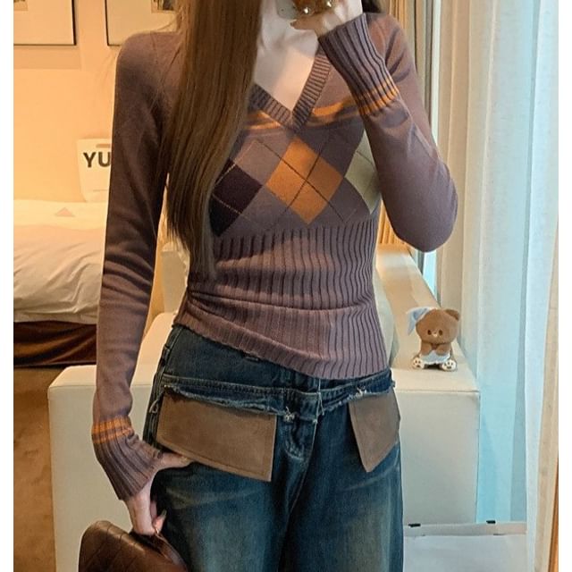 Argyle-Patterned Slim-Fit V-Neck Sweater with Long Sleeves