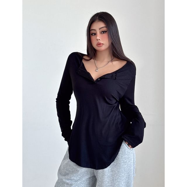 Solid Henley T-Shirt with Extended Sleeves, Classic Buttoned Placket