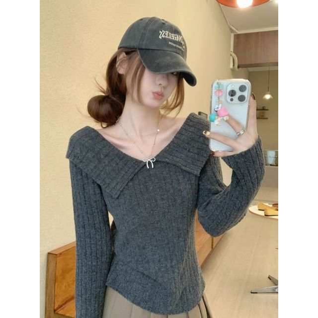 Fitted Knit Top with Collared Neckline & Long Sleeves, Solid Color Design