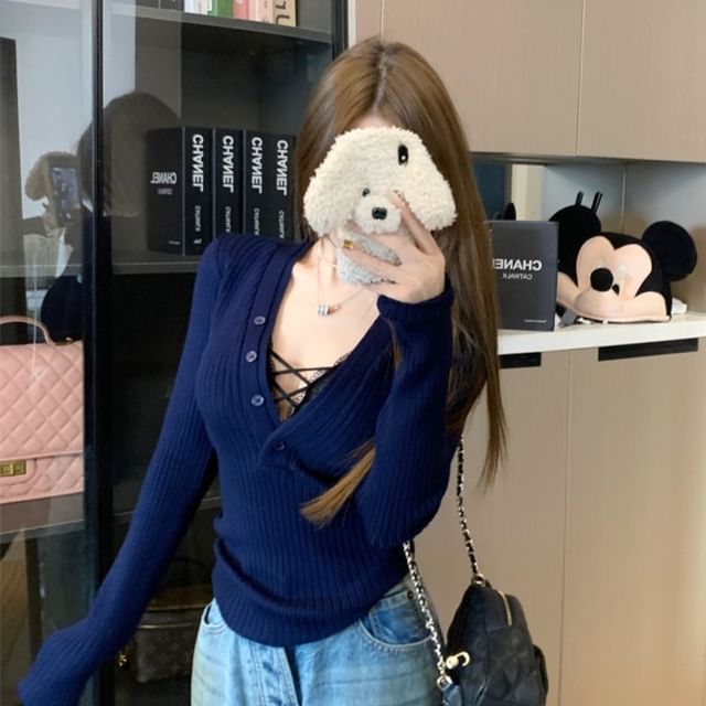 Extended Sleeve V-Cut Lace Knit Top