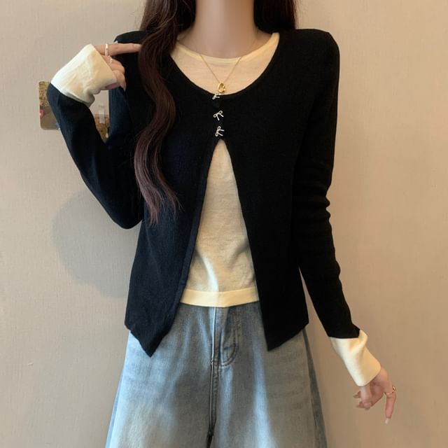 Two-Tone Knit Top with Crew Neck and Side Slits