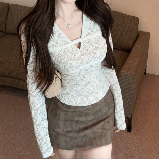 Lace V-Neck Slim Fit Crop Top Long Sleeve