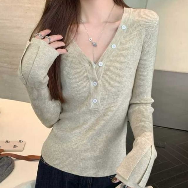 Ribbed Knit V-Neck Top with Long Sleeves