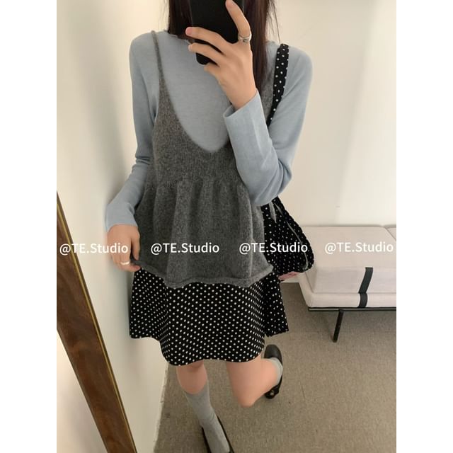 Cropped V-Neck Sleeveless Top in Solid Color