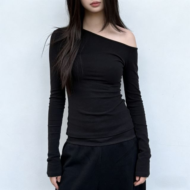 Asymmetric Off Shoulder Long Sleeve Solid Tee