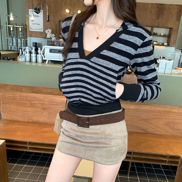 Striped V-Neck Cropped Hoodie with Modern Cut