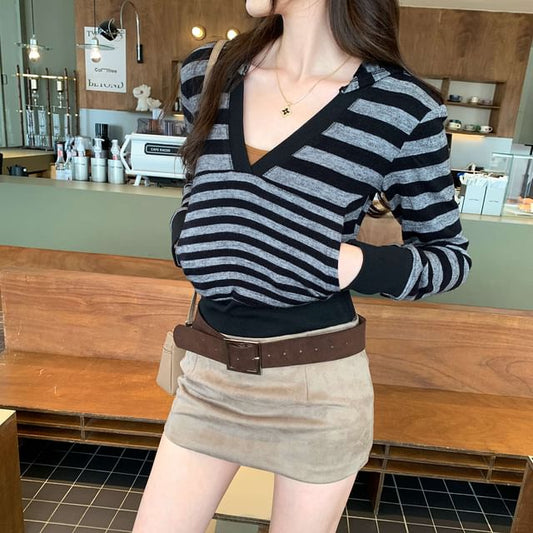 Striped V-Neck Cropped Hoodie with Modern Cut