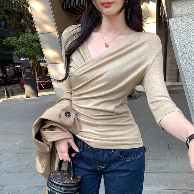 Ruched Slim-Fit V-Neck Tee with Three-Quarter Sleeves