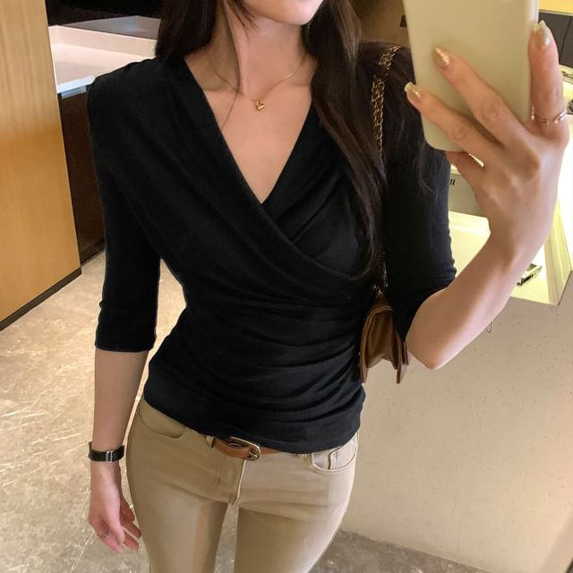 Ruched Slim-Fit V-Neck Tee with Three-Quarter Sleeves