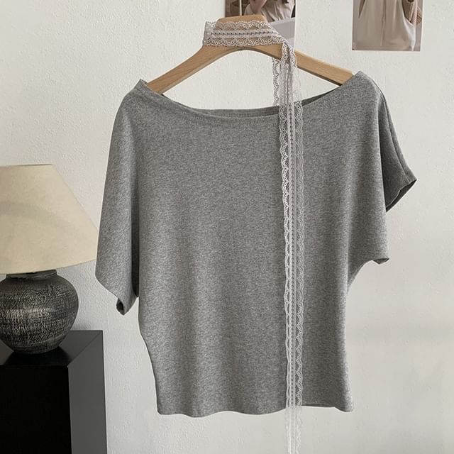Set: Short-Sleeve Off-Shoulder T-Shirt + Lace Skinny Scarf