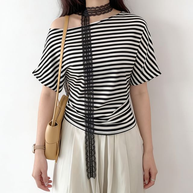 Set: Short-Sleeve Off-Shoulder T-Shirt + Lace Skinny Scarf