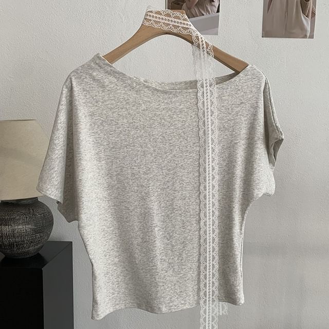 Set: Short-Sleeve Off-Shoulder T-Shirt + Lace Skinny Scarf