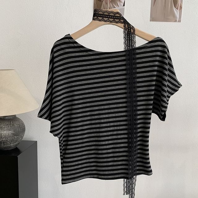 Set: Short-Sleeve Off-Shoulder T-Shirt + Lace Skinny Scarf