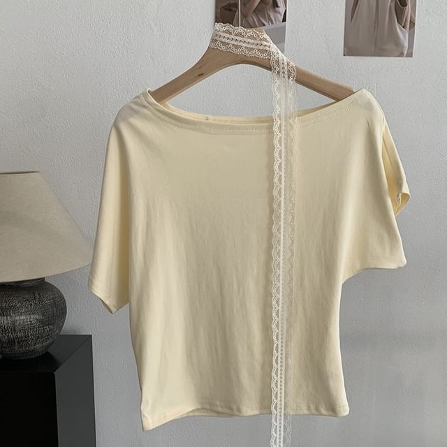 Set: Short-Sleeve Off-Shoulder T-Shirt + Lace Skinny Scarf