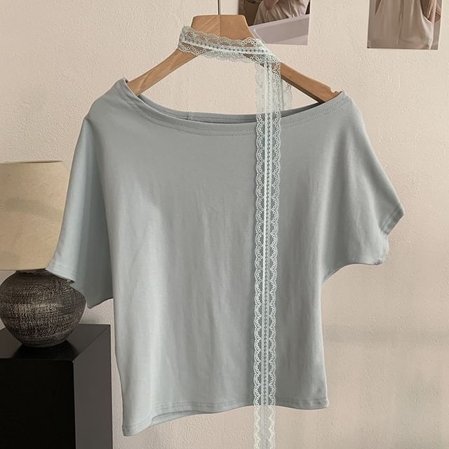 Set: Short-Sleeve Off-Shoulder T-Shirt + Lace Skinny Scarf