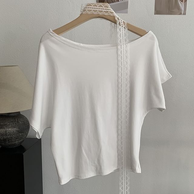 Set: Short-Sleeve Off-Shoulder T-Shirt + Lace Skinny Scarf